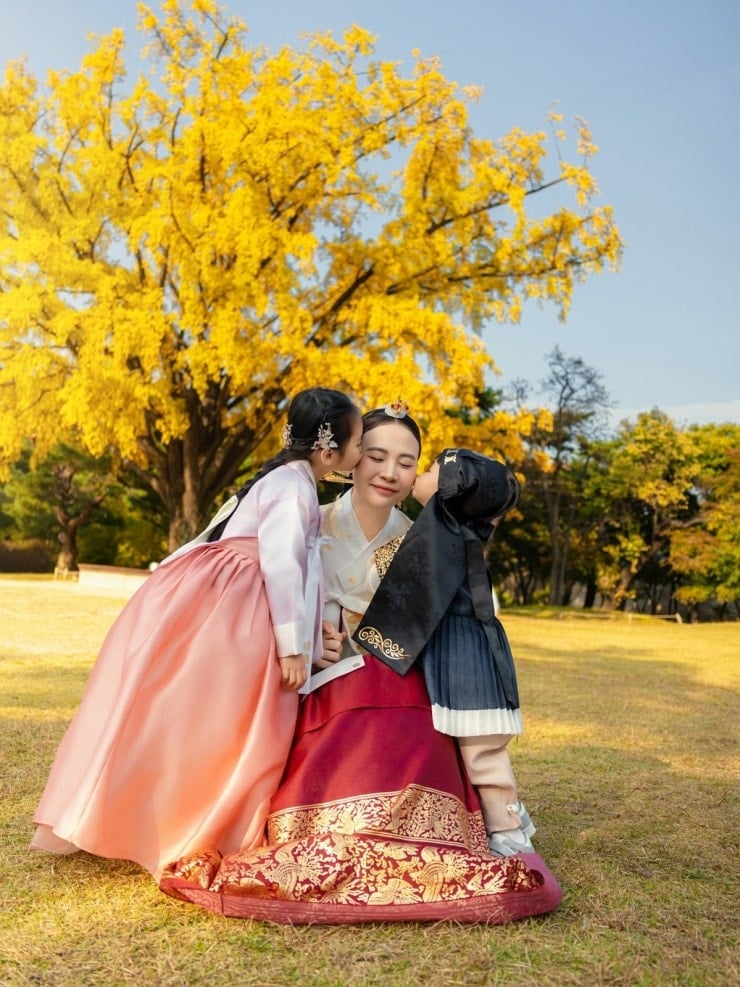 Модель Дам Тху Транг одягнена в традиційний ханбок у палаці Кьонбоккун.