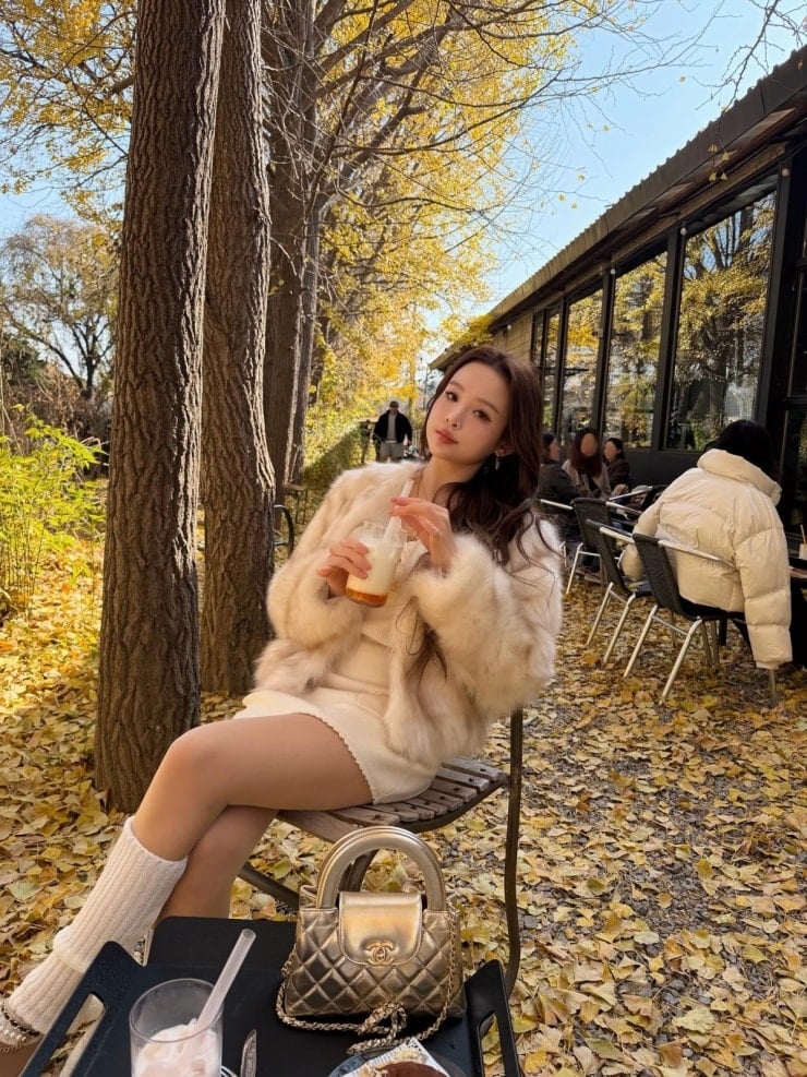 Малюк Хюйон у кав'ярні Yelo з рядами яскраво-жовтих дерев гінкго.