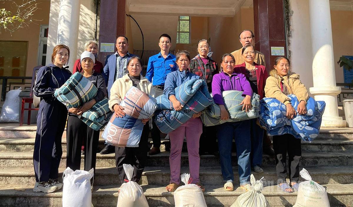 Жители коммуны Кон Лон получают подарки от спонсоров.