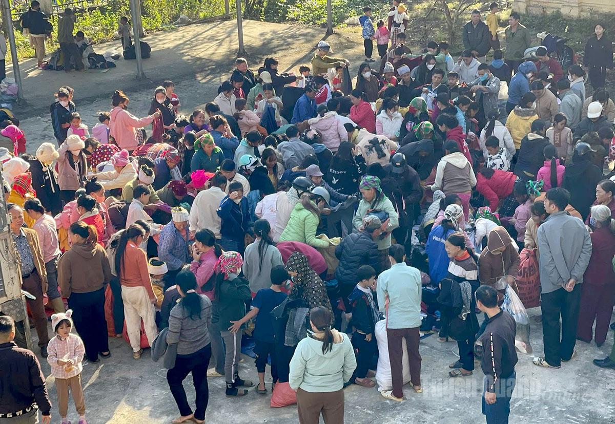 Жители коммуны Конлон участвуют в ярмарке нулевых донгов 23 ноября.