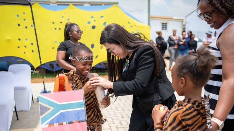 Phu nhân Thủ tướng thăm và tặng quà cho người dân khu dân cư Tsakane, Nam Phi