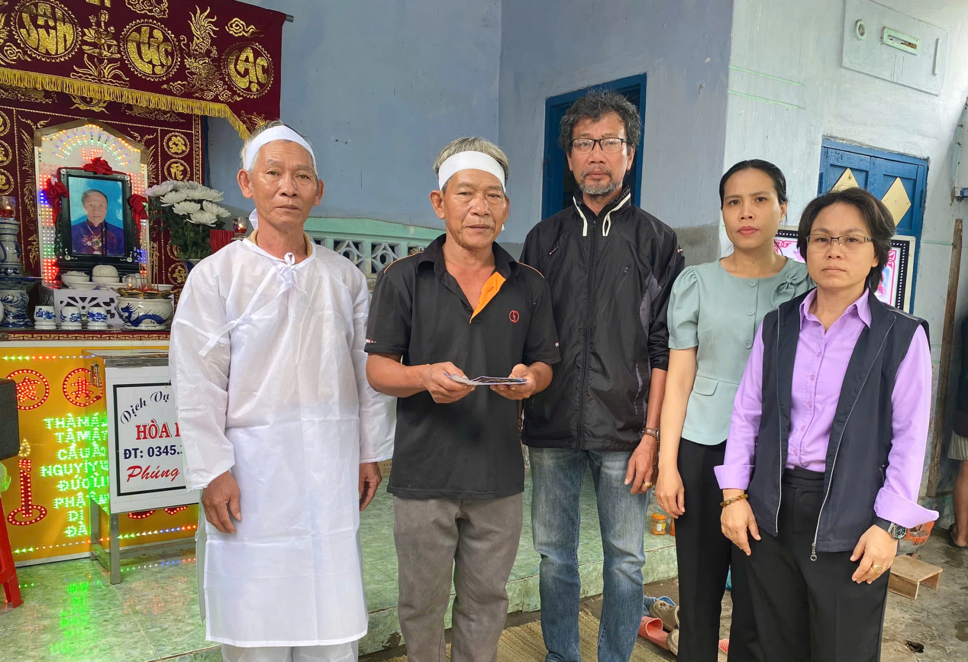 Zorg voor financiële ondersteuning bij de begrafenis van de familie van mevrouw Hoa.