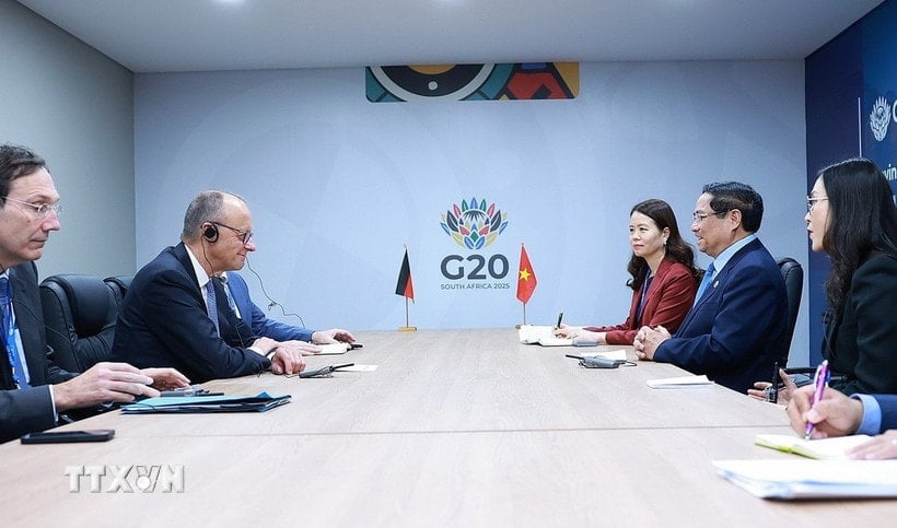 ທ່ານນາຍົກລັດຖະມົນຕີ ຟ້າມບິ່ງມິງ ໄດ້ພົບປະກັບທ່ານນາຍົກລັດຖະມົນຕີ ເຢຍລະມັນ Friedrich Merz. (ພາບ: ເຢືອງ/VNA)