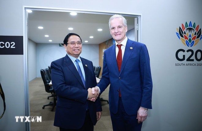 ທ່ານນາຍົກລັດຖະມົນຕີ Pham Minh Chinh ພົບປະກັບທ່ານນາຍົກລັດຖະມົນຕີ Norwegian Jonas Gahr Store. (ພາບ: ເຢືອງ/VNA) ttxvn-thu-tuong-pham-minh-chinh-gap-thu-tuong-na-uy-jonas-gahr-store-8427966-2.jpg