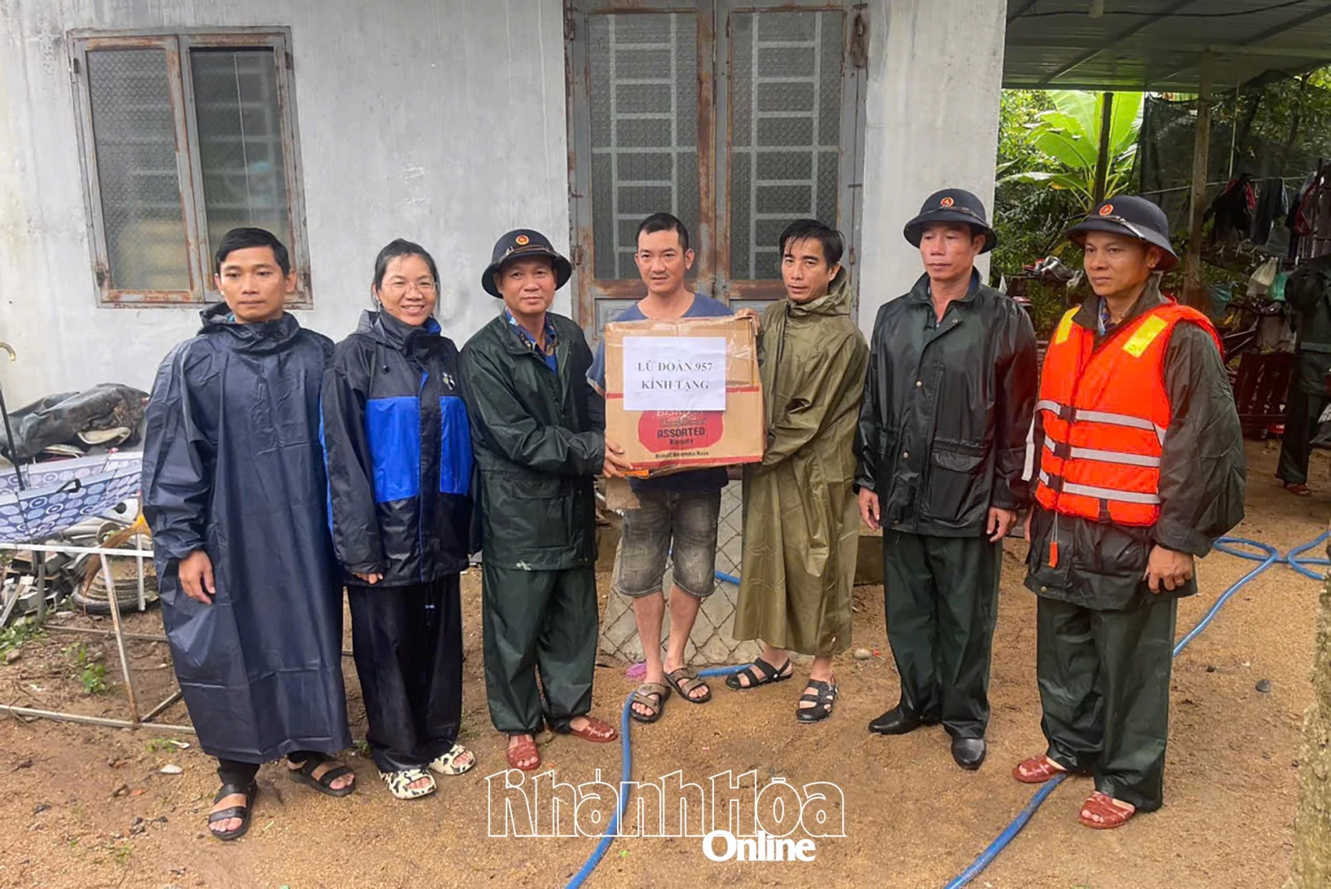 Xã Suối Dầu: Trao gần 3200 phần quà đến với người dân bị ảnh hưởng ngập lụt