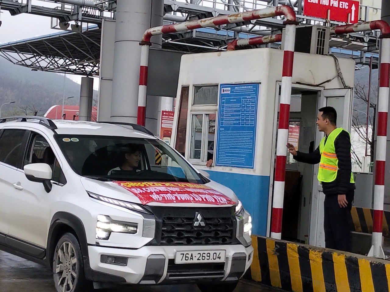 Các trạm thu phí mở làn miễn phí cho xe chở hàng hoá cứu trợ đồng bào miền Trung