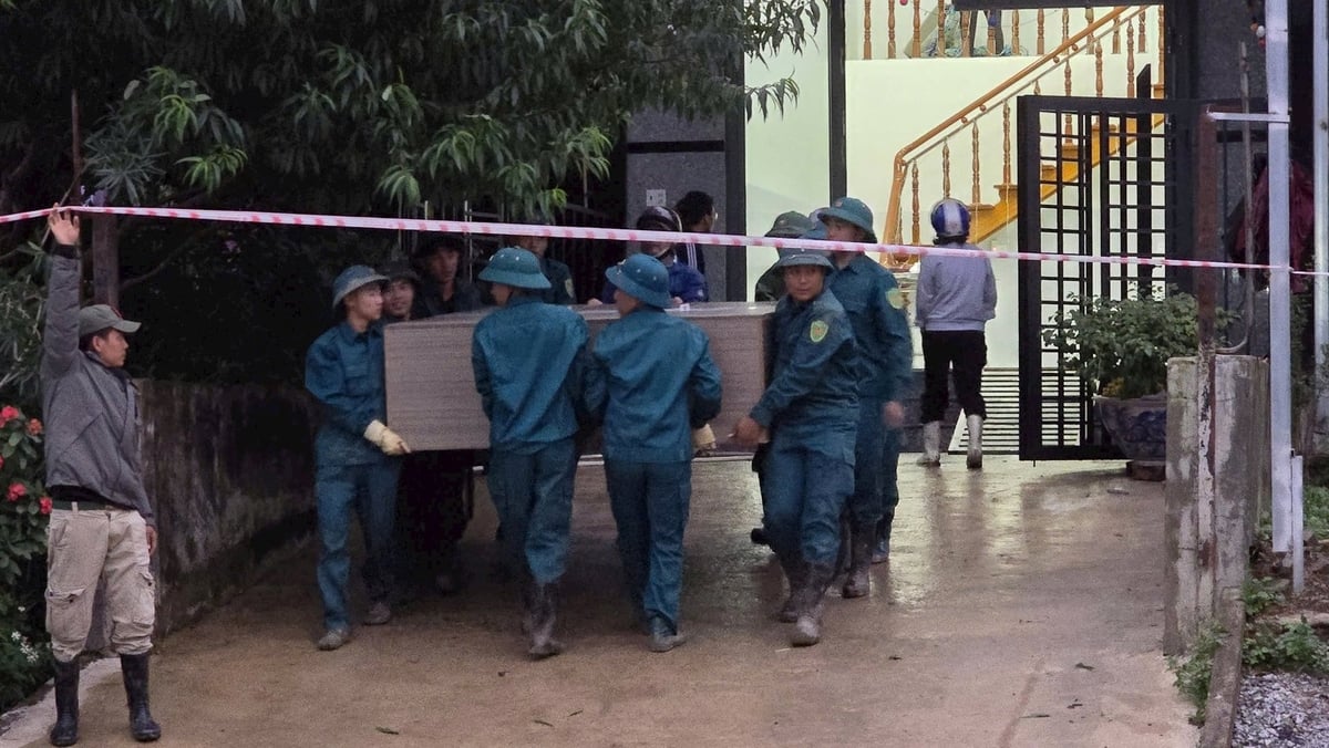 អាជ្ញាធរកំពុងជួយប្រជាជនជម្លៀសមនុស្ស និងរបស់របររបស់ពួកគេទៅកាន់ទីសុវត្ថិភាព។ រូបថត៖ ផ្តល់ដោយអ្នកស្រុក។ Lực lượng chức năng đang hỗ trợ người dân sơ tán người và đồ đạc đến nơi an toàn. Ảnh: Người dân cung cấp.