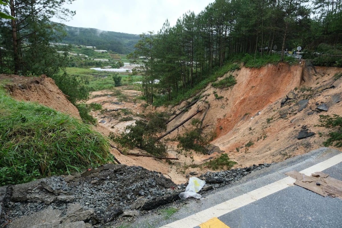 បច្ចុប្បន្ននេះ ខេត្តទាំងមូលបានកត់ត្រាការរអិលបាក់ដីជាង ១៨៦ លើក ដែលបណ្តាលឲ្យចរាចរណ៍នៅតំបន់ជាច្រើនត្រូវខ្វិន និងកាត់ផ្តាច់ទាំងស្រុង។ ជាពិសេស ខ្លោងទ្វារចូលក្រុង Da Lat ចាស់កំពុងប្រឈមនឹងហានិភ័យនៃអសន្តិសុខចរាចរណ៍ ដោយសារការកាត់ផ្តាច់ផ្លូវឆ្លងកាត់ភ្នំជាច្រើន។ រូបថត៖ ភី. Hiện toàn tỉnh ghi nhận trên 186 điểm sạt lở, khiến giao thông tại nhiều khu vực bị tê liệt, chia cắt hoàn toàn. Đặc biệt cửa ngõ ra vào Đà Lạt cũ đang đối mặt với nguy cơ mất an toàn giao thông do nhiều tuyến đèo bị chia cắt. Ảnh: PH.
