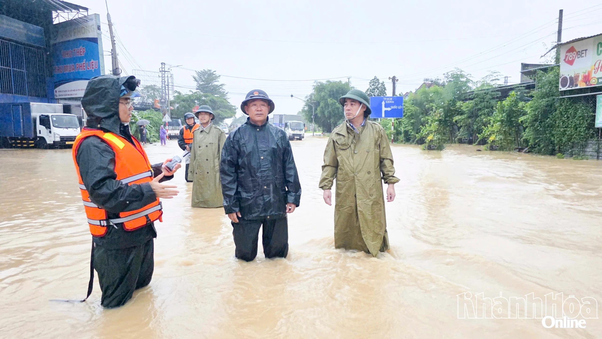 Chung sức, đồng lòng vượt qua mưa lũ