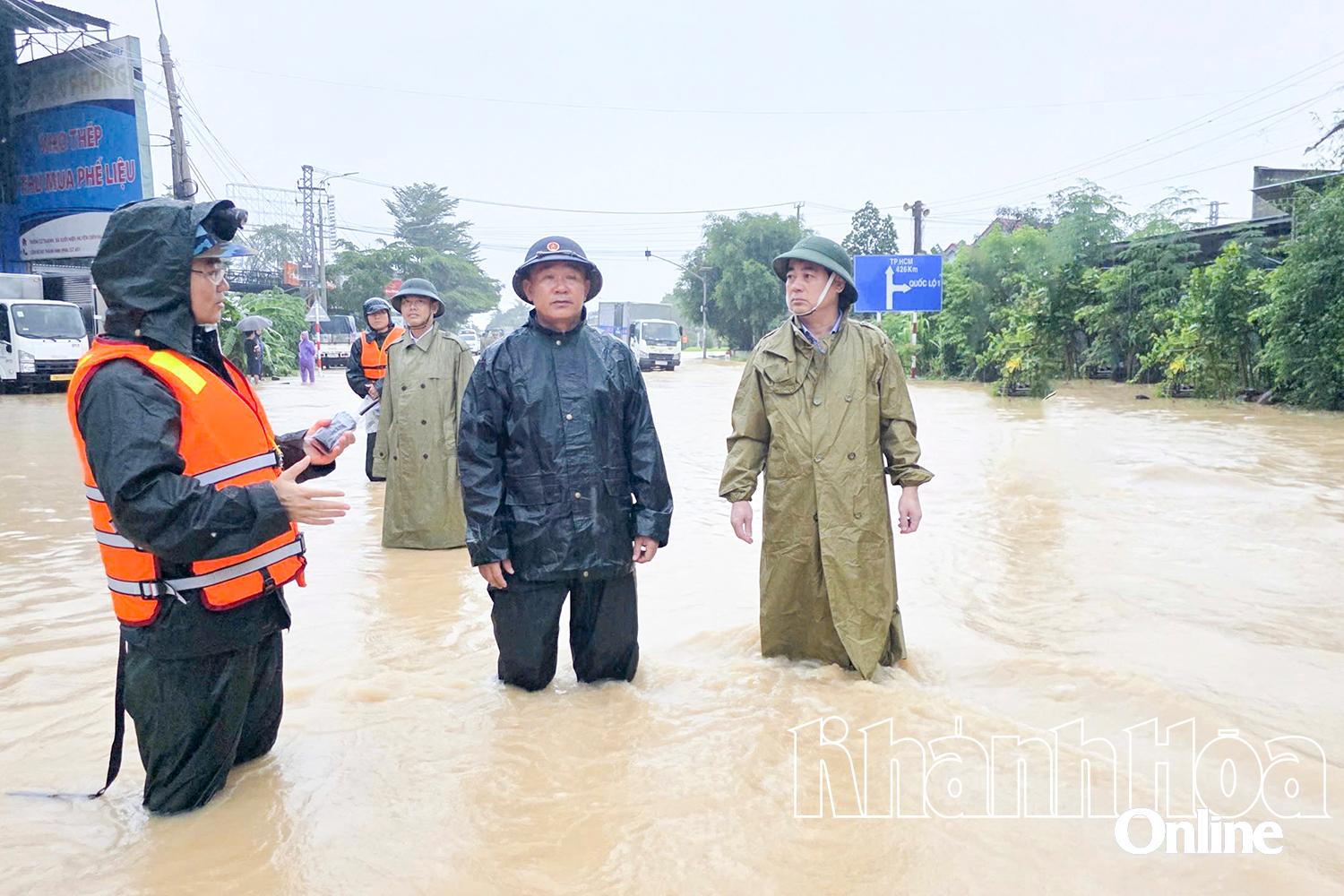 Der Provinzparteisekretär Nghiem Xuan Thanh besichtigte die Hochwasserlage in der Gemeinde Suoi Hiep.