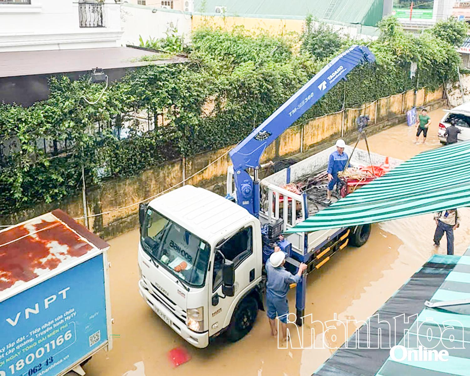 បុគ្គលិក VNPT បានជួសជុលចំណុចក្តៅភ្លាមៗ នៅពេលដែលទឹកជំនន់បានស្រកចុះ។