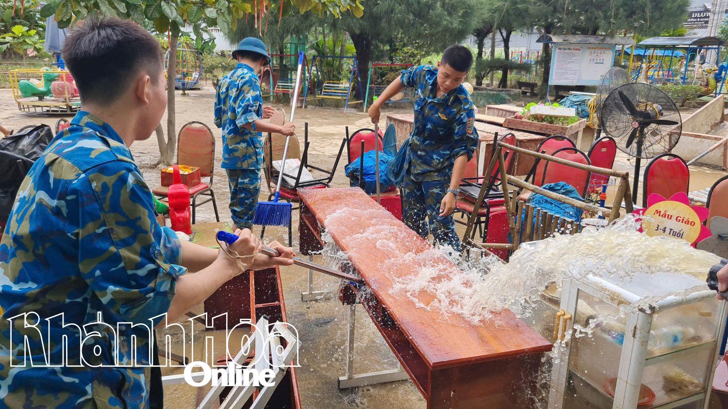 Oficiales y soldados limpian activamente el jardín de infancia de Dien Phuoc.