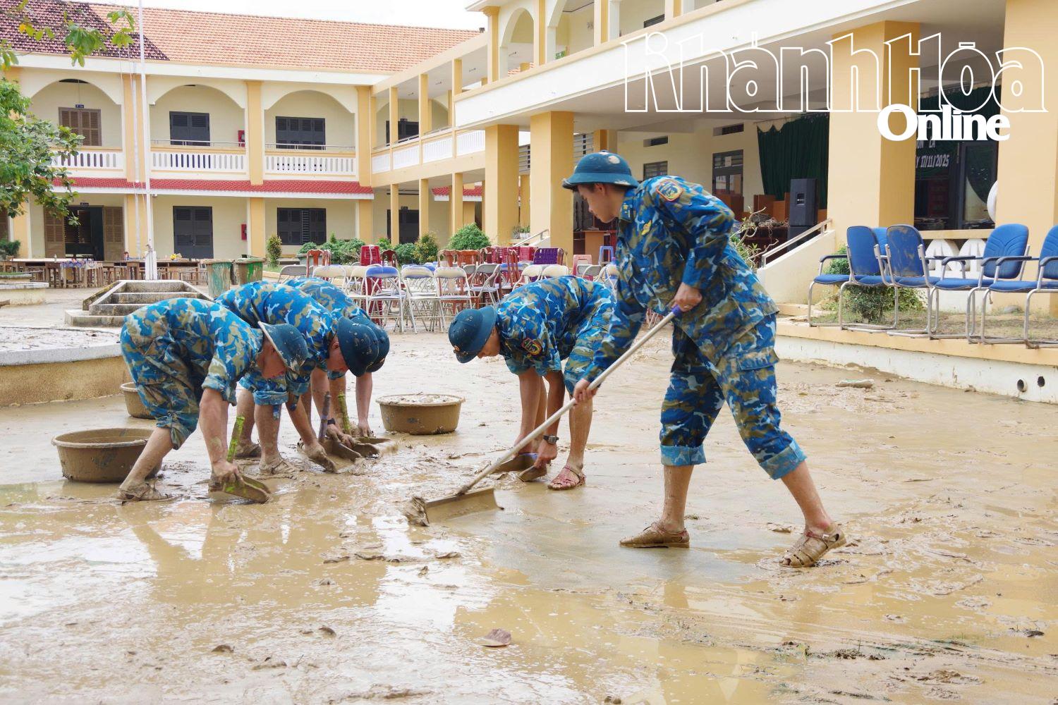 Oficiales y soldados limpian la escuela secundaria Nguyen Thai Hoc.