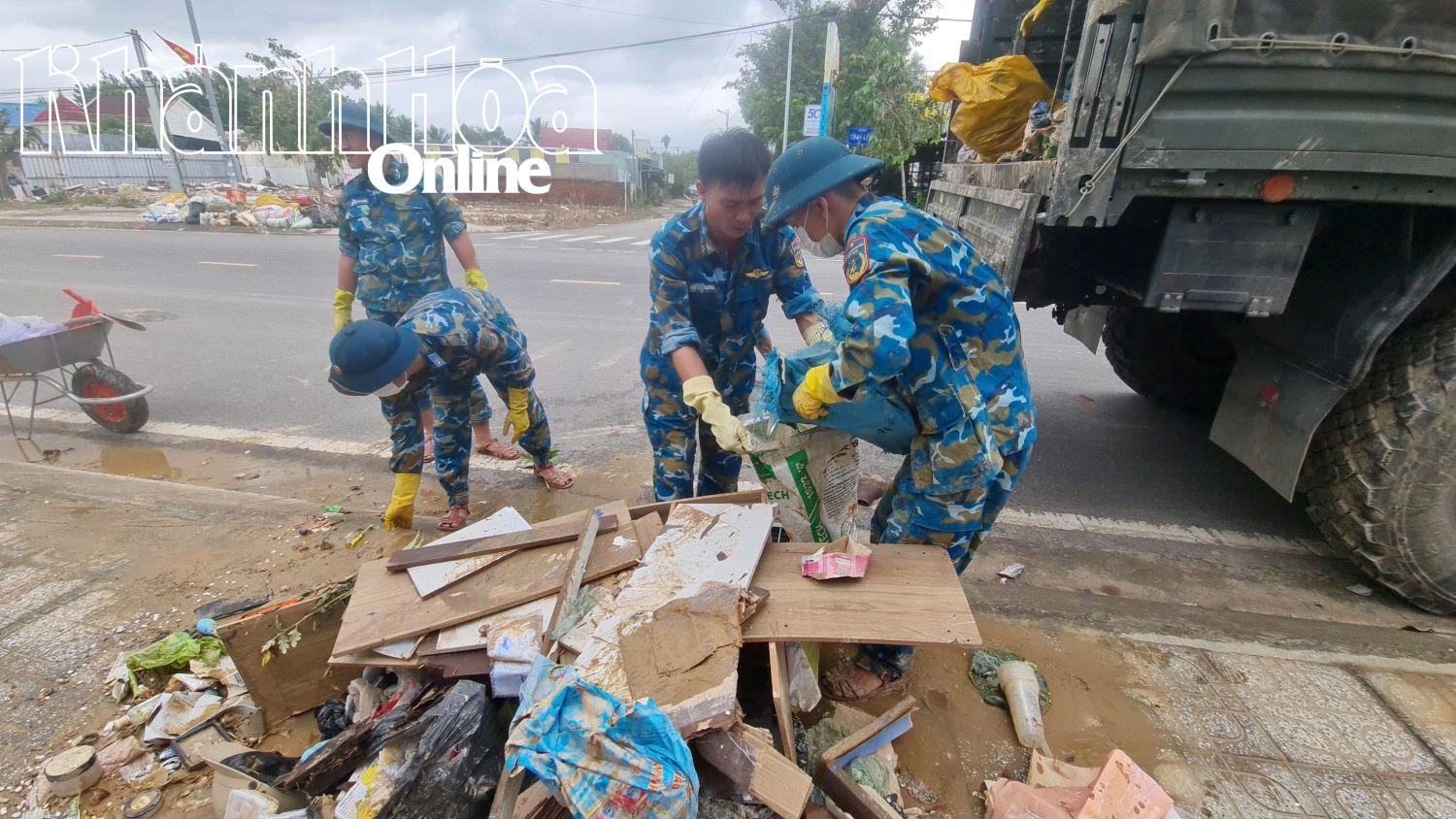 La fuerza recoge y transporta basura en la carretera provincial 2 a través de la comuna de Dien Tho.