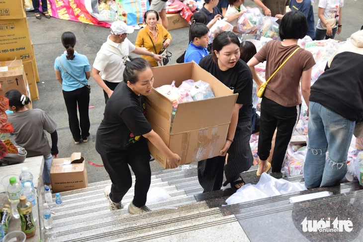 Người nước ngoài xắn tay áo, cùng đồng bào TP.HCM gửi yêu thương về miền Trung - Ảnh 12.
