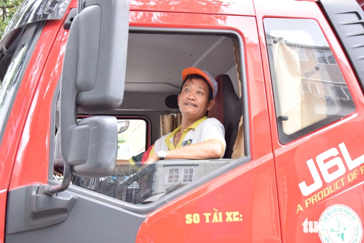 Người nước ngoài xắn tay áo, cùng đồng bào TP.HCM gửi yêu thương về miền Trung - Ảnh 13.