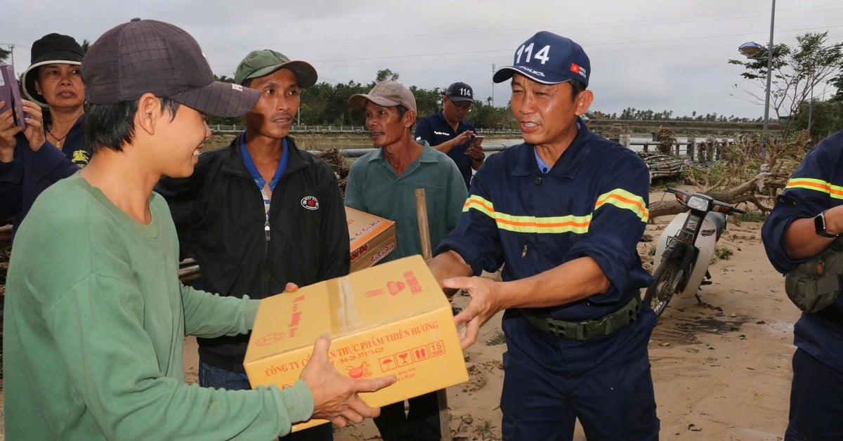 Công an TP.HCM chi viện tỉnh Đắk Lắk, hỗ trợ công tác cứu hộ, dọn dẹp sau lũ