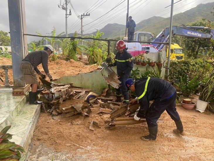 Công an TP.HCM chi viện tỉnh Đắk Lắk, hỗ trợ công tác cứu hộ, dọn dẹp sau lũ - Ảnh 2.