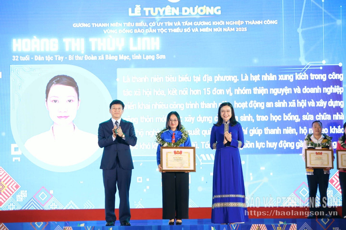 Cik Hoang Thi Thuy Linh menerima sijil merit