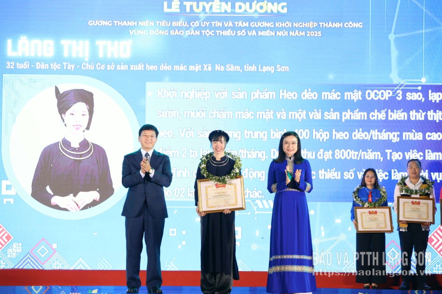 Cik Lang Thi Tho menerima sijil merit