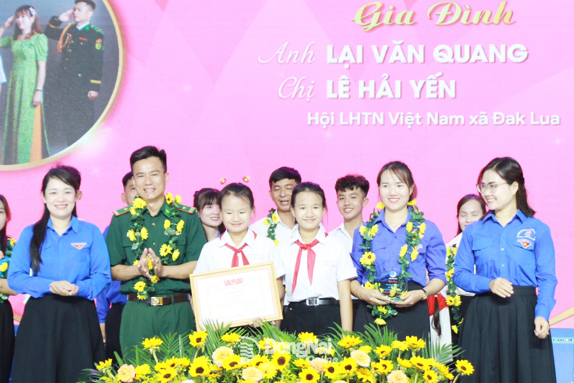 គ្រួសាររបស់ឧត្តមសេនីយ៍ទោ Lai Van Quang និងលោកស្រី Le Hai Yen (នៅឃុំ Dak Lua) ត្រូវបានទទួលស្គាល់ថាជាគ្រួសារវ័យក្មេងធម្មតាក្នុងឆ្នាំ 2025។ រូបថត៖ Nguyen Tuyet