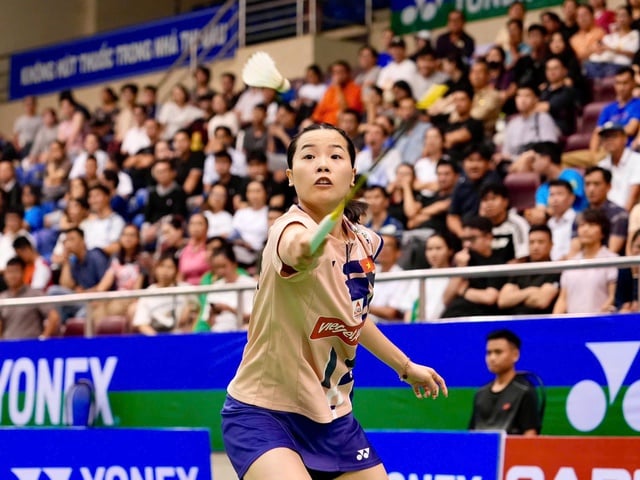 កីឡាវាយសីវៀតណាមប្រកួតយ៉ាងស្វិតស្វាញនៅស៊ីហ្គេមលើកទី៣៣ តើ Thuy Linh អាចដណ្ដើមបានមេដាយមាសបានទេ? - រូបថត ១. Cầu lông Việt Nam cạnh tranh khốc liệt ở SEA Games 33, Thùy Linh liệu có thể giành vàng?- Ảnh 1.