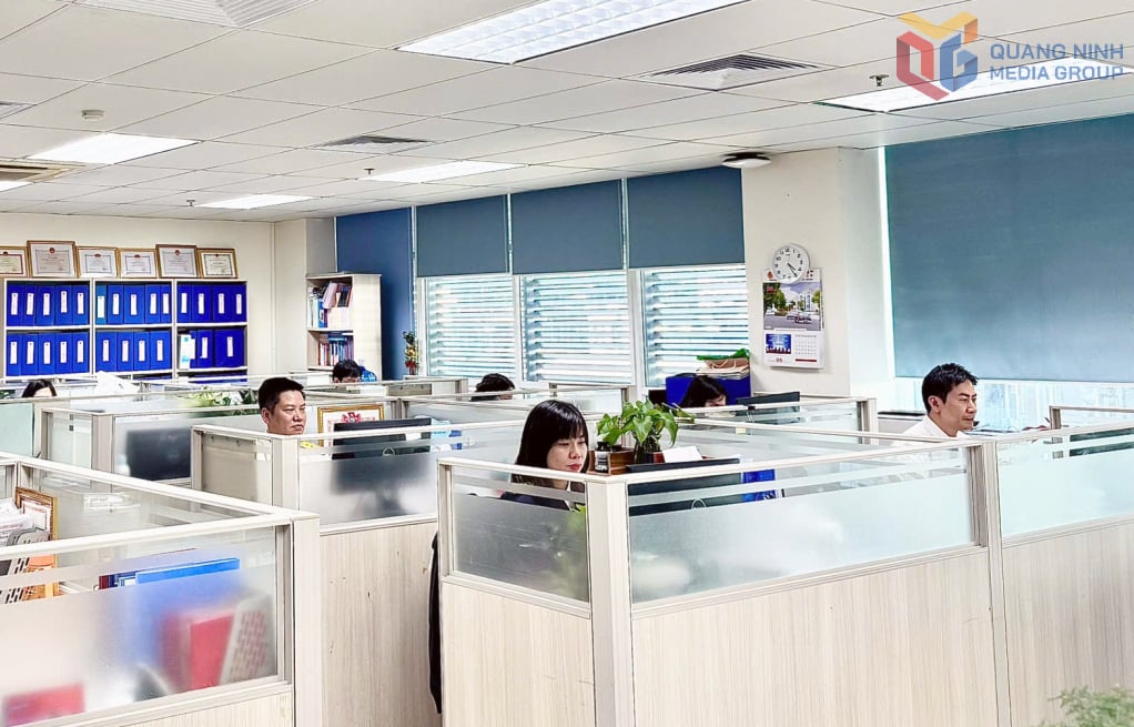 Cán bộ công chức Cục thuế tỉnh nghiên cứu biện pháp thúc đẩy tăng thu những tháng cuối năm. Ảnh: Mạnh Trường