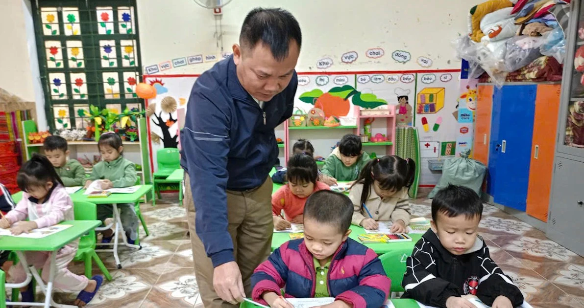 Thầy hiệu trưởng vùng cao trích lương lo bữa ăn bán trú cho học trò nghèo