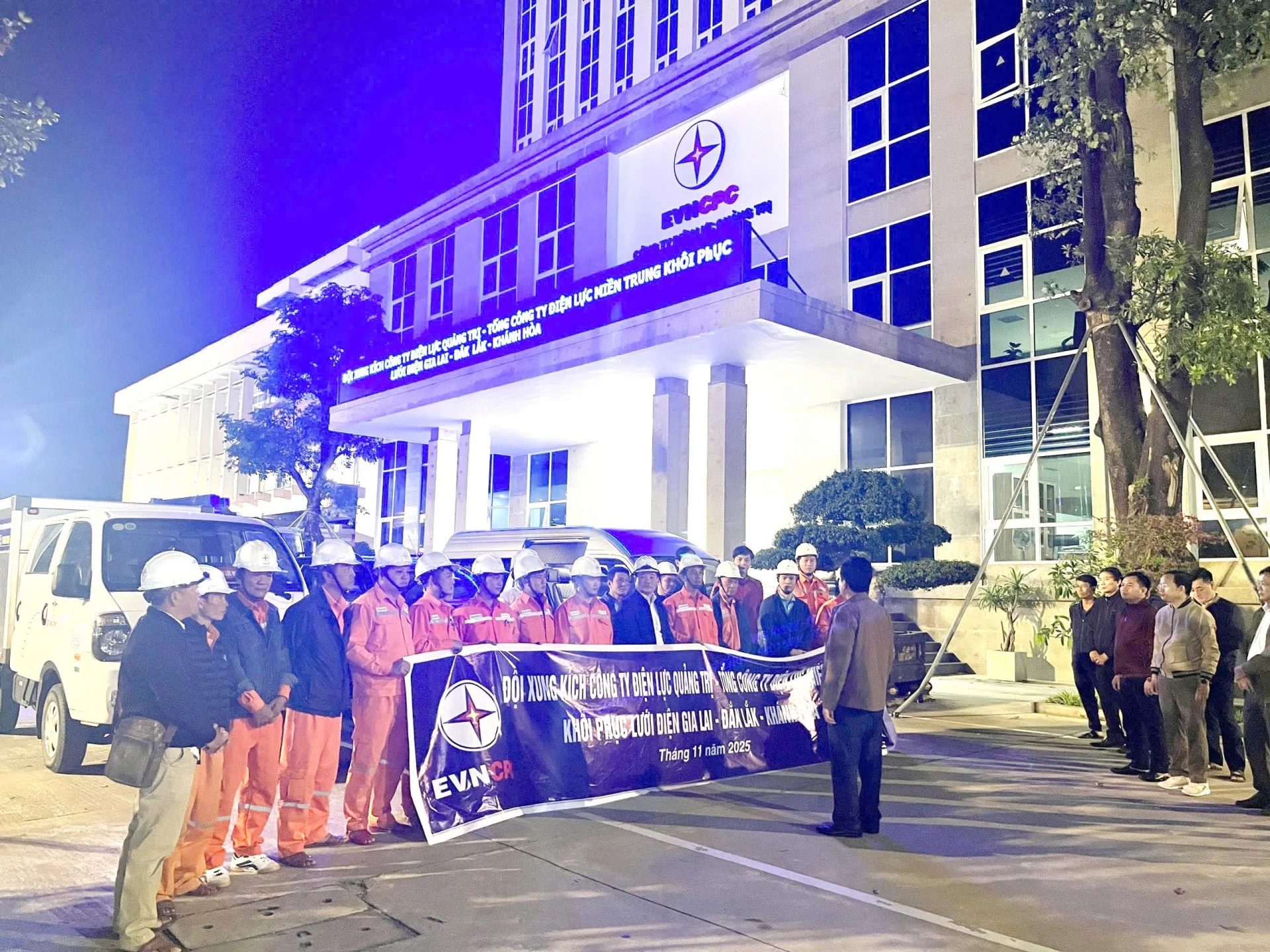 Vedoucí energetické společnosti Quang Tri instruovali úderné jednotky před odjezdem.