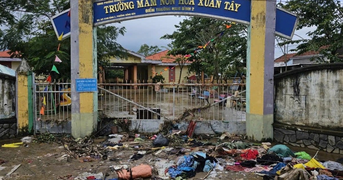 Trường lớp tan hoang sau lũ dữ