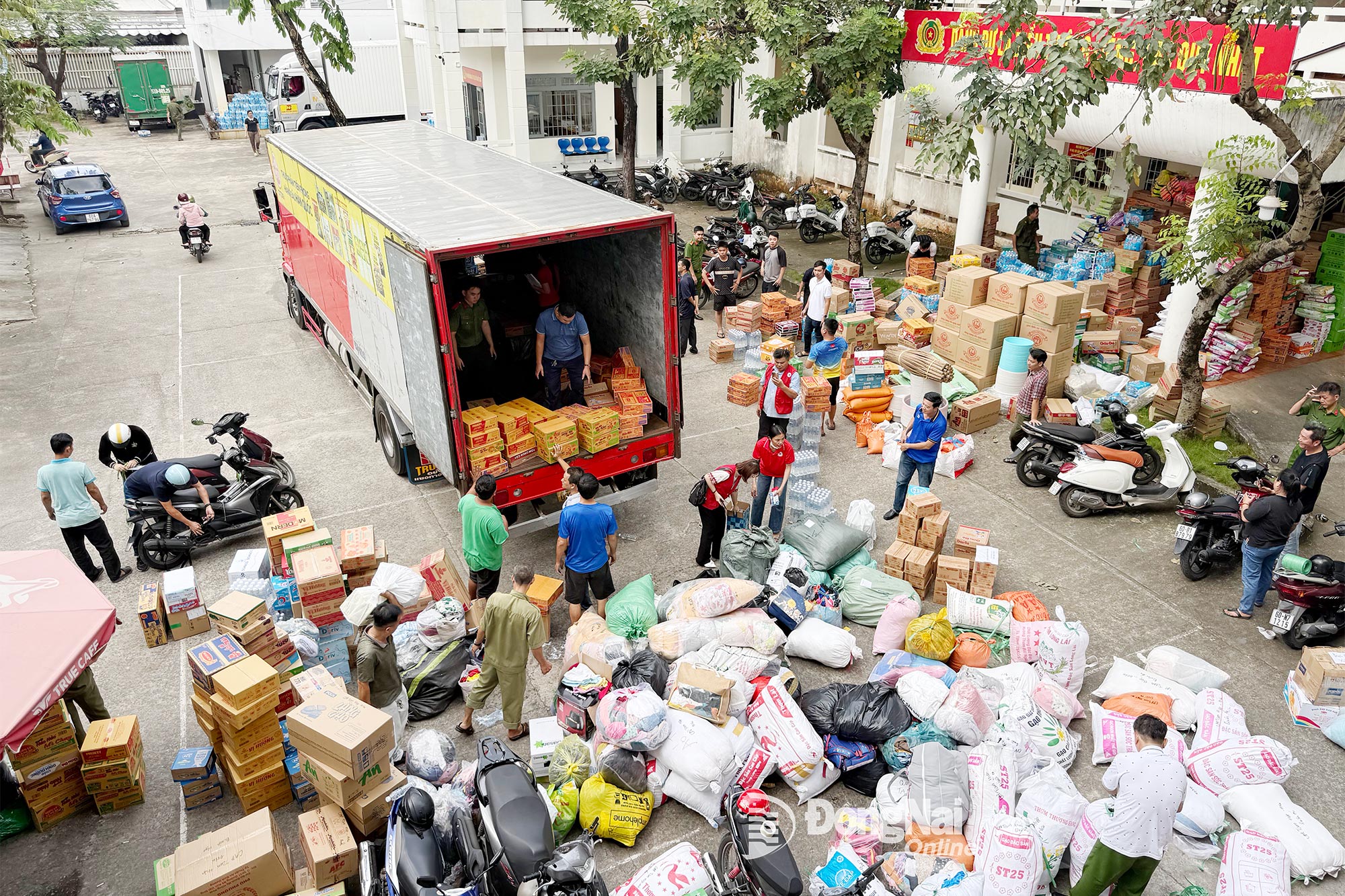 Cùng nhau vượt qua lũ dữ