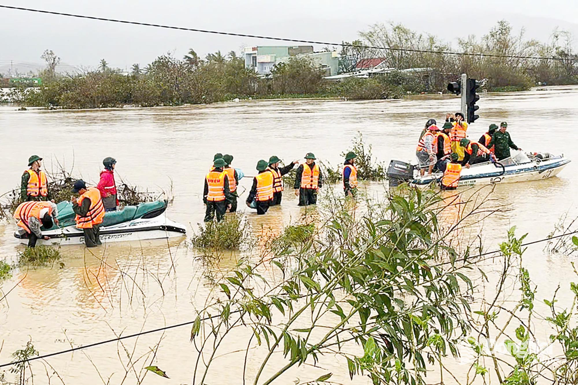 Polis Wilayah Dak Lak menyelamatkan sebuah keluarga dengan anak kecil dan warga emas di komune Tay Hoa. Foto: Minh Anh  