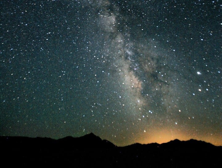 L'intelligenza artificiale ha ricreato tutte le stelle della Via Lattea; questa immagine mostra un cielo stellato sopra un'area scura con un inquinamento luminoso minimo. (Fonte: Steve Jurvetson)