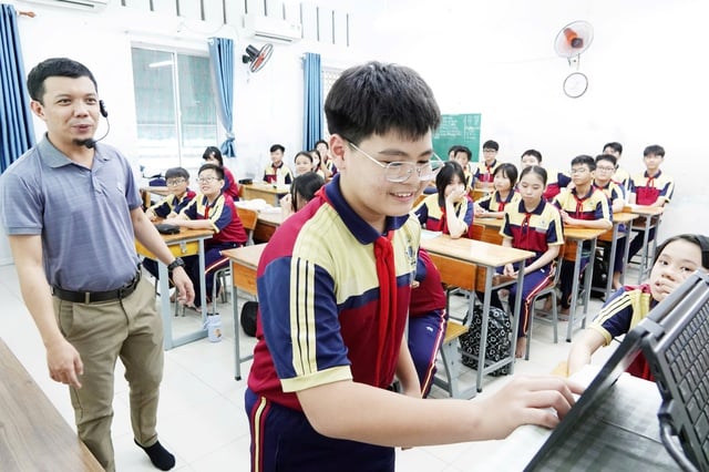 គ្រូបារម្ភអំពីប្រព័ន្ធប្រាក់បំណាច់ការទទួលខុសត្រូវក្នុងវិស័យអប់រំបច្ចុប្បន្ន - រូបថត ១. Giáo viên lo lắng về chế độ phụ cấp trách nhiệm trong giáo dục hiện nay - Ảnh 1.