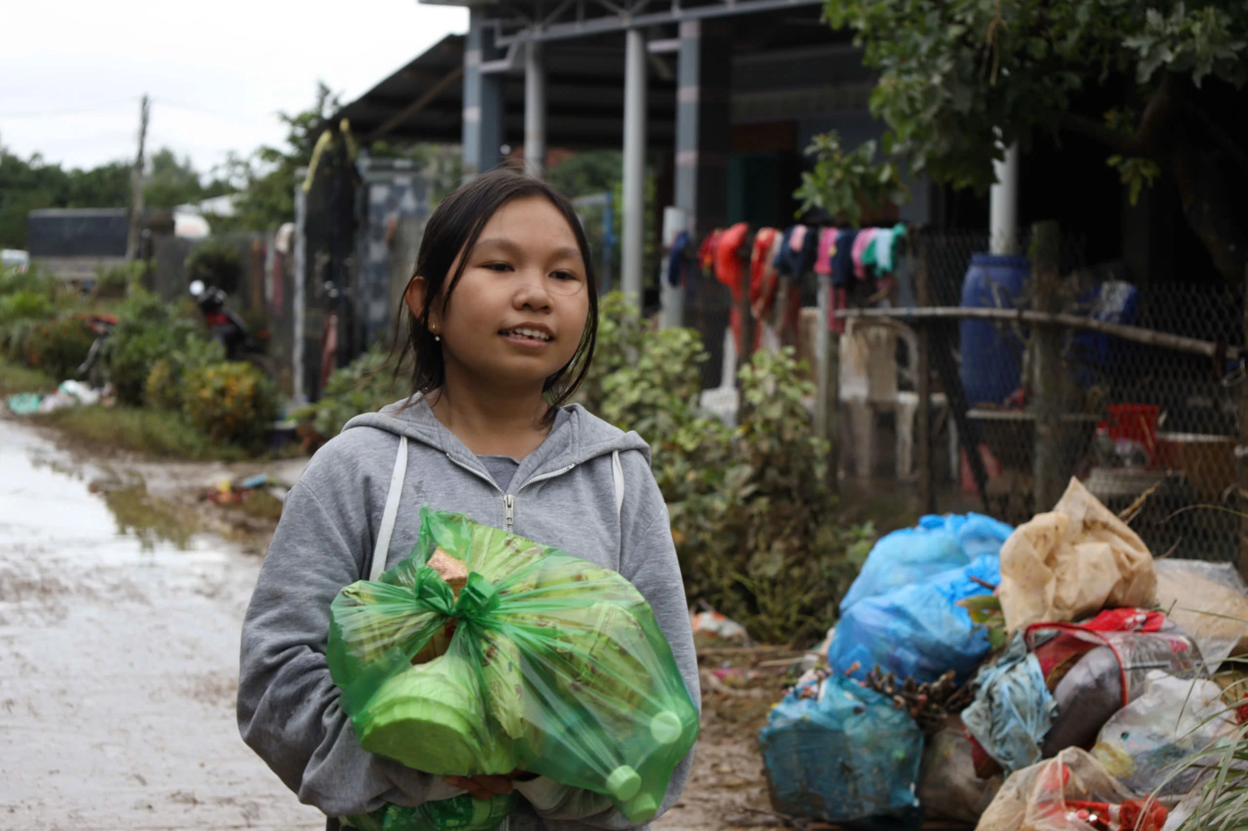 Rốn lũ Phú Yên cũ gượng dậy giữa đổ nát sau ngập lụt lịch sử