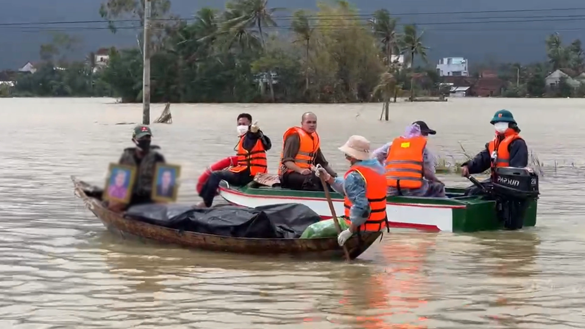 Cứu trợ vùng lũ: Chuyến đò tình người, qua bến biệt ly