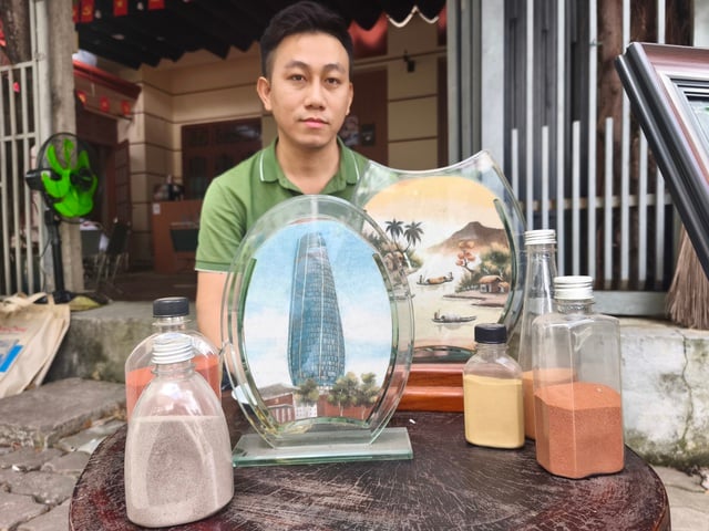 Fascinerad av Dungs sandmålningar - Foto 2. Mê mẩn với tranh cát của Dũng- Ảnh 2.