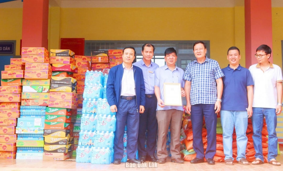 Bí thư Đảng ủy phường Buôn Ma Thuột Trần Phú Hùng tặng quà người dân vùng lũ xã Hòa Sơn