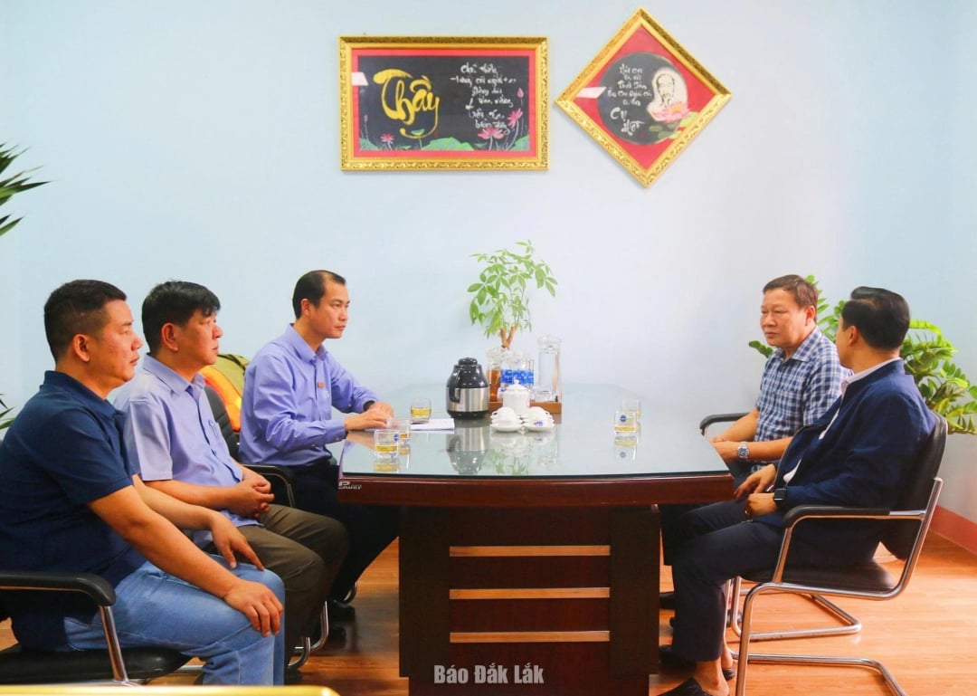 Tran Phu Hung, membro do Comitê Permanente Provincial e Secretário do Comitê do Partido do Bairro de Buon Ma Thuot, trabalhou com a comuna de Hoa Son.