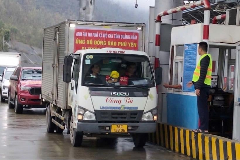 Miễn thu phí đường bộ cho các đoàn xe cứu trợ đồng bào vùng mưa lũ
