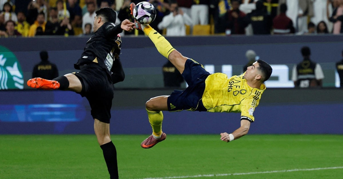 Ronaldo ghi siêu phẩm kiểu 'xe đạp chổng ngược' ở tuổi 40