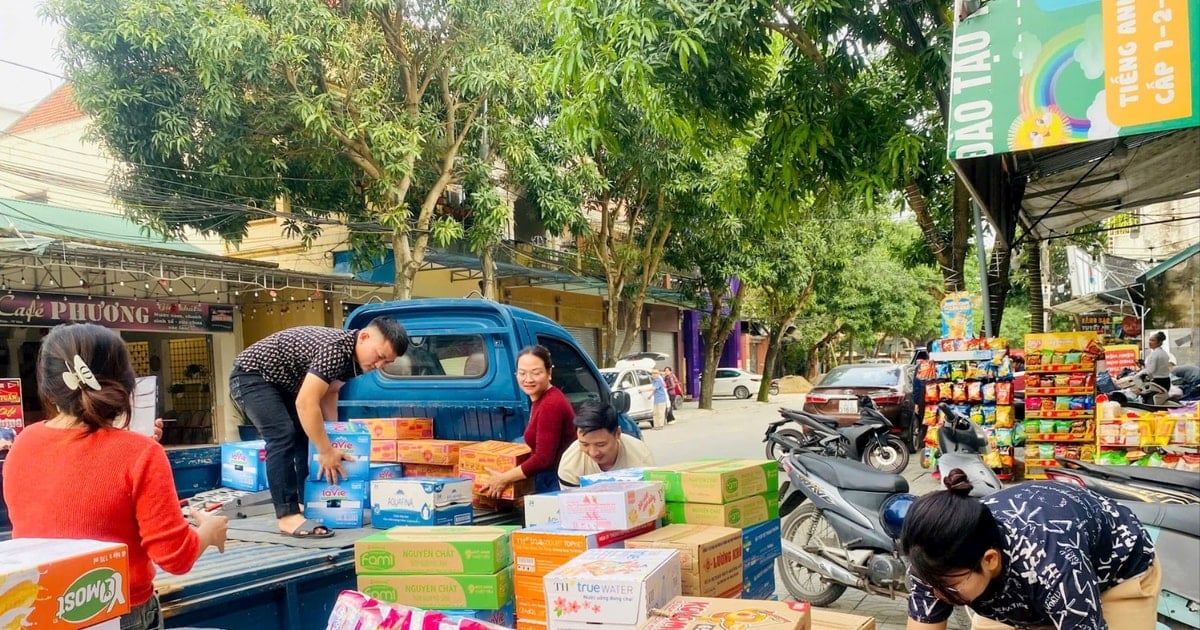 Người dân Nghệ An hướng về vùng lũ với những chuyến hàng ấm áp, sẻ chia