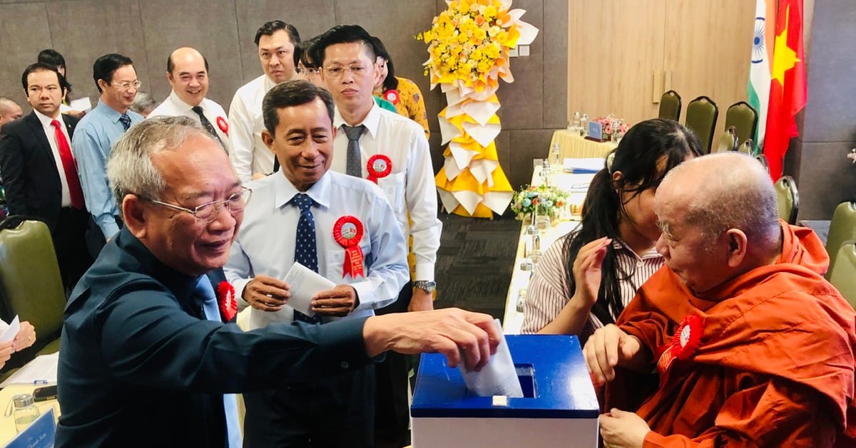 Hội hữu nghị Việt Nam - Ấn Độ TP.HCM quyên góp ủng hộ miền Trung