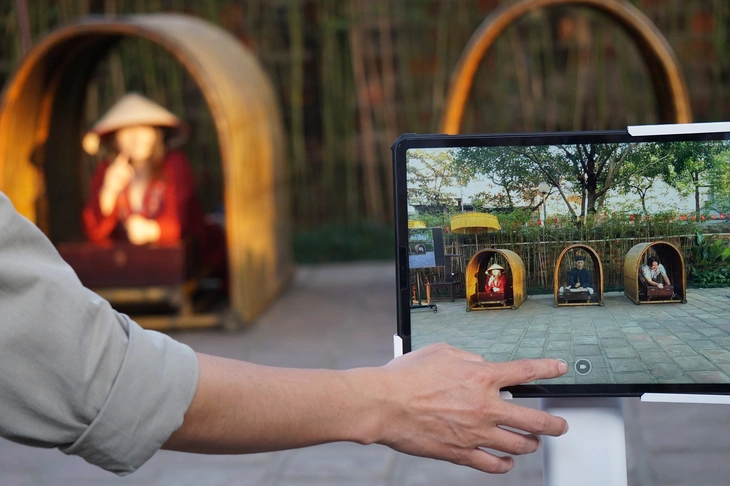 ទៅប្រាសាទអក្សរសាស្ត្រ - Quoc Tu Giam ដើរតួជាអ្នកប្រាជ្ញកំពូលត្រឡប់មកផ្ទះគោរពវិញ្ញាណក្ខន្ធដូនតារបស់ខ្លួន - រូបថត ១. Đến Văn Miếu - Quốc Tử Giám nhập vai trạng nguyên vinh quy bái tổ - Ảnh 1.