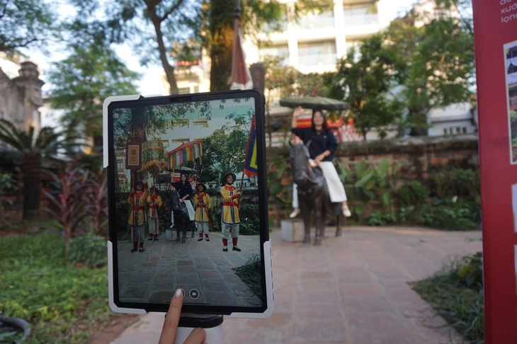 ទៅប្រាសាទអក្សរសាស្ត្រ - Quoc Tu Giam ដើរតួជាអ្នកប្រាជ្ញកំពូលត្រឡប់មកស្រុកវិញដើម្បីគោរពវិញ្ញាណក្ខន្ធដូនតារបស់ខ្លួន - រូបថត ២. Đến Văn Miếu - Quốc Tử Giám nhập vai trạng nguyên vinh quy bái tổ- Ảnh 2.