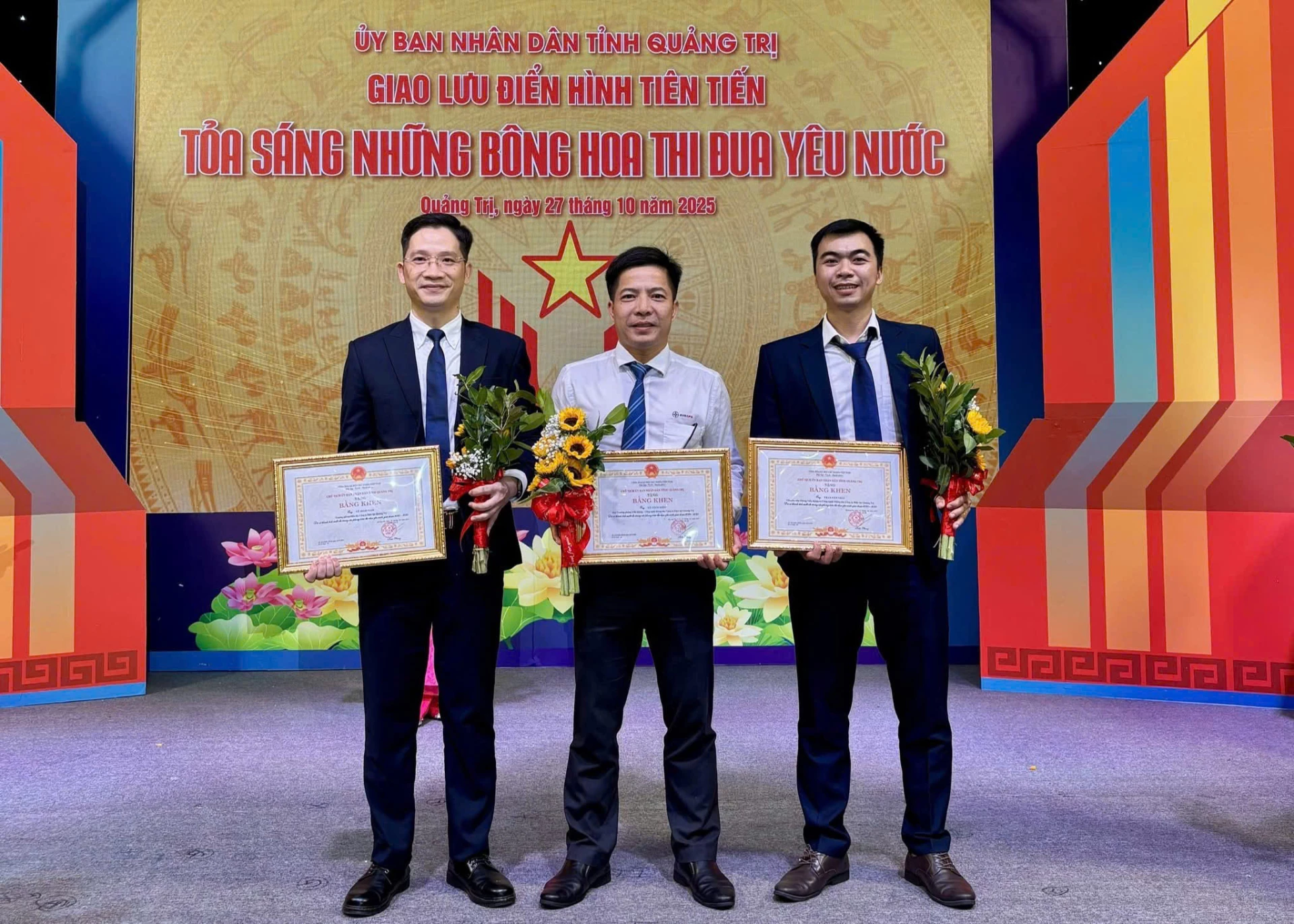 បុគ្គលចំនួន ៣ នៃ PC Quang Tri មានកិត្តិយសទទួលបានប័ណ្ណសរសើរពីប្រធានគណៈកម្មាធិការប្រជាជនខេត្ត ចំពោះស្នាដៃឆ្នើមក្នុងចលនាត្រាប់តាមស្នេហាជាតិ ដំណាក់កាល ២០២០-២០២៥ - រូបថត៖ V.M