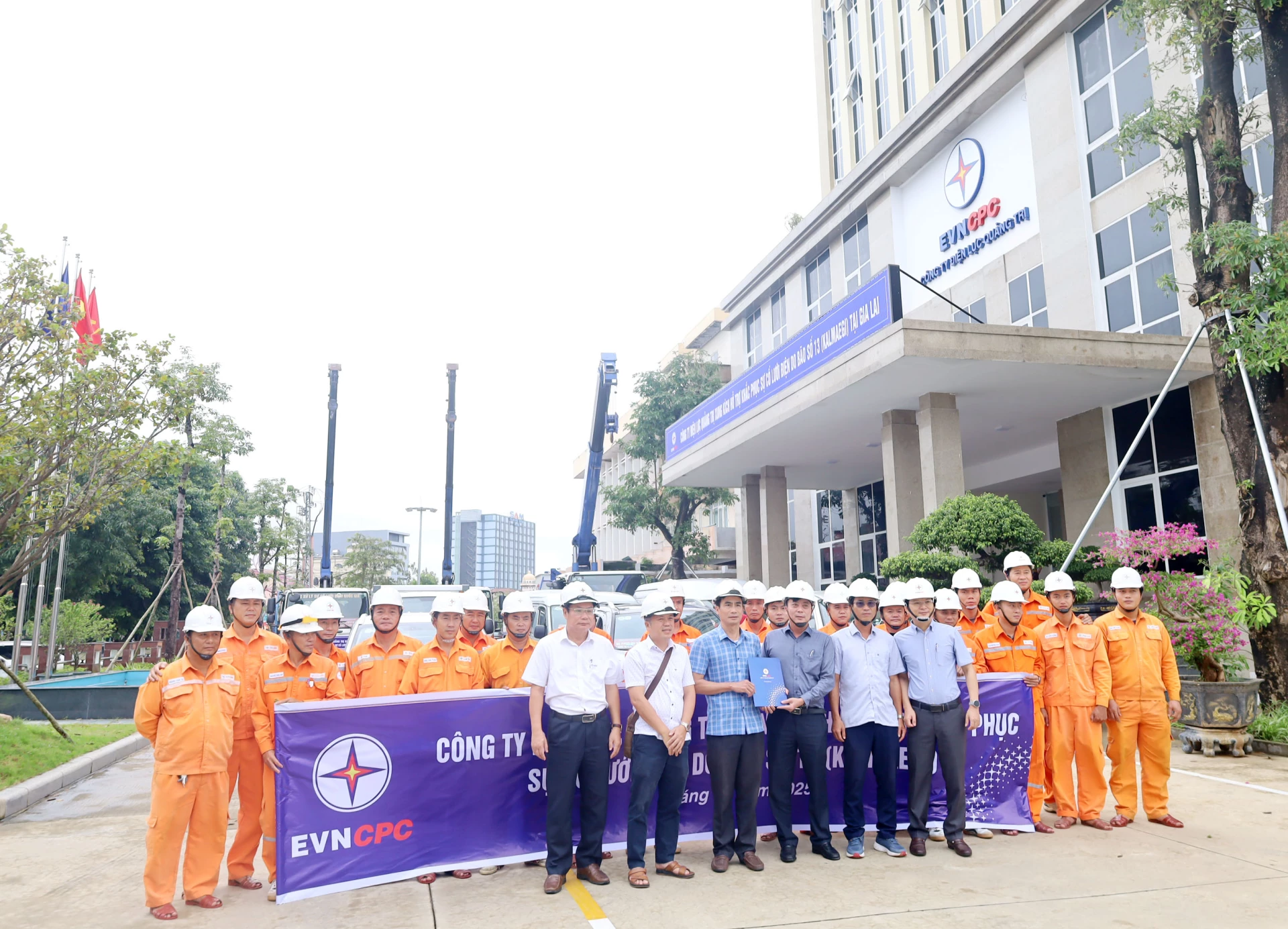 សម្ព័ន្ធពាណិជ្ជកម្មរបស់ក្រុមហ៊ុន Quang Tri Power បានផ្តល់កម្លាំង និងឧបករណ៍ដើម្បីជួយដល់ក្រុមហ៊ុនថាមពល Gia Lai ក្នុងការជម្នះបញ្ហាបណ្តាញអគ្គិសនីដែលបណ្តាលមកពីផលប៉ះពាល់ធ្ងន់ធ្ងរនៃព្យុះលេខ 13 ក្នុងឆ្នាំ 2025 - រូបថត៖ V.M