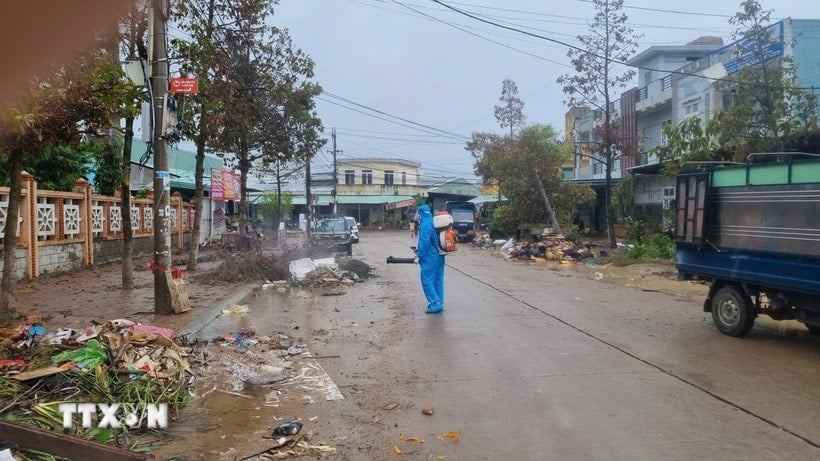 កងកម្លាំងពេទ្យ Gia Lai បានជួយដោះស្រាយបរិស្ថានជាបន្ទាន់ នៅពេលដែលទឹកជំនន់ស្រកចុះ។ (រូបថត៖ Quang Thai/VNA)