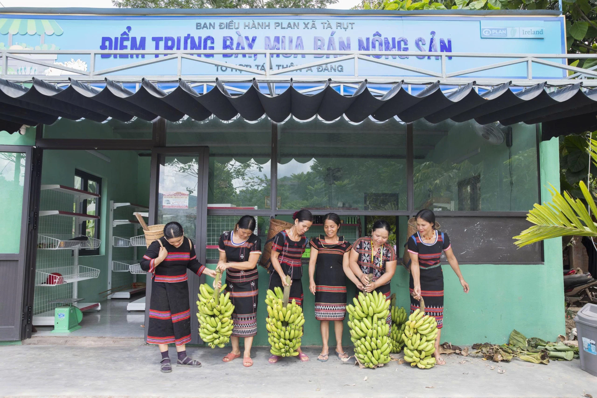 កន្លែងតាំងបង្ហាញផលិតផលកសិកម្មរបស់សហករណ៍ភូមិ A Dang ត្រូវបានសាងសង់ឡើងដោយមានការឧបត្ថម្ភពីអង្គការផែនការ - រូបថត៖ P.L