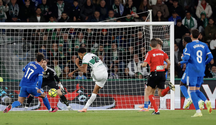Jude Bellingham ayuda al Real Madrid a recuperar el primer puesto en La Liga - Foto 5.